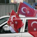 Pripadniki stranke AKP so pozdravili in proslavili odločitev sodišča.