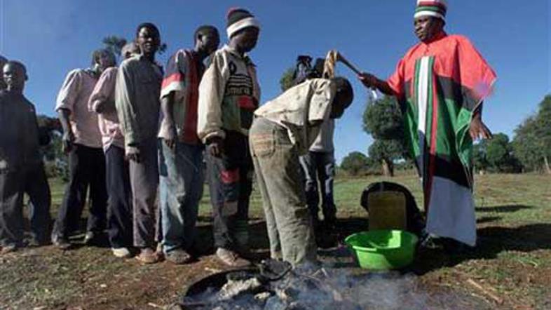 Mungiki, večinoma pripadniki etničnega plemena Kukuyu, ki mu pripada tudi predse