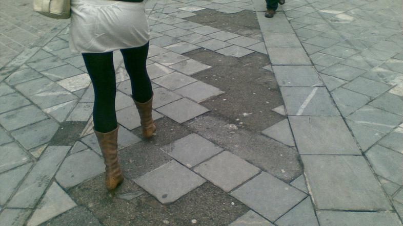 Sneg in led sta pustila zelo vidne sledi na znani ulici sredi mesta, saj je veli