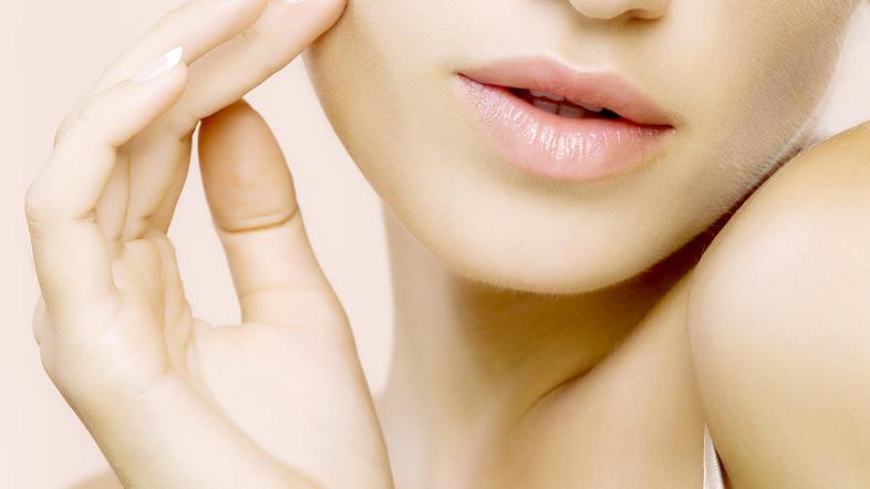 Ne le koža na obrazu, tudi dekolte zasluži veliko nege. (Foto: Shutterstock)