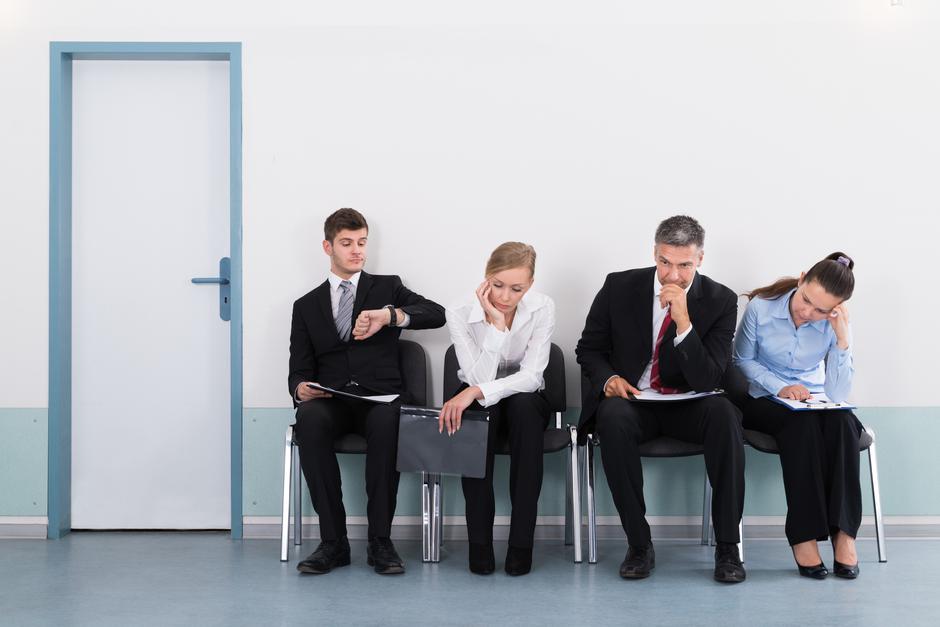 Kandidati sedijo na stolih in čakajo | Avtor: Profimedia