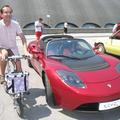 Vozilo tesla roadster sport in električno kolo sta na postanku zelene karavane n