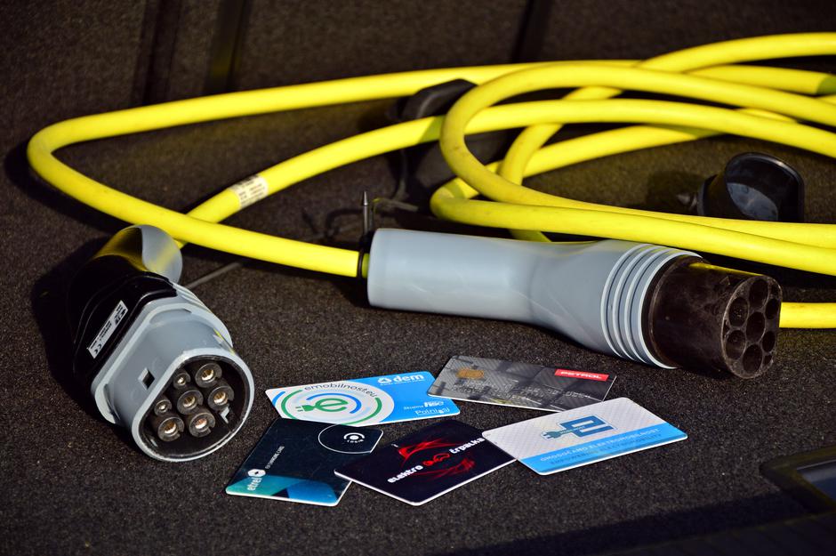 Električni avto polnilnica polnilni kabel | Avtor: Andrej Leban