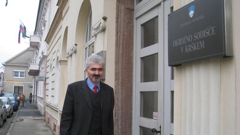 Okrožni državni tožilec Bogdan Matjašič pred Okrožnim sodiščem v Krškem. Bo sčas