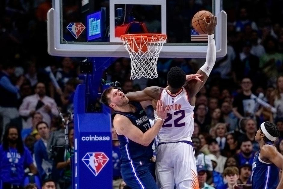 Luka Dončić in DeAndre Ayton | Avtor: Profimedia
