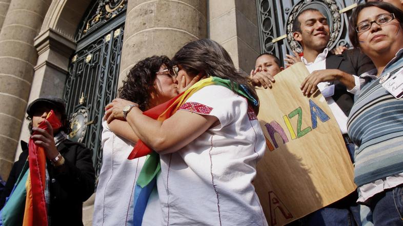 Javnost je zgrožena nad načinom delovanja klinike Tibidado. Združenja homoseksua