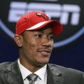 Derrick Rose je na novinarska vprašanja že lahko odgovarjal v čepici Chicago Bul