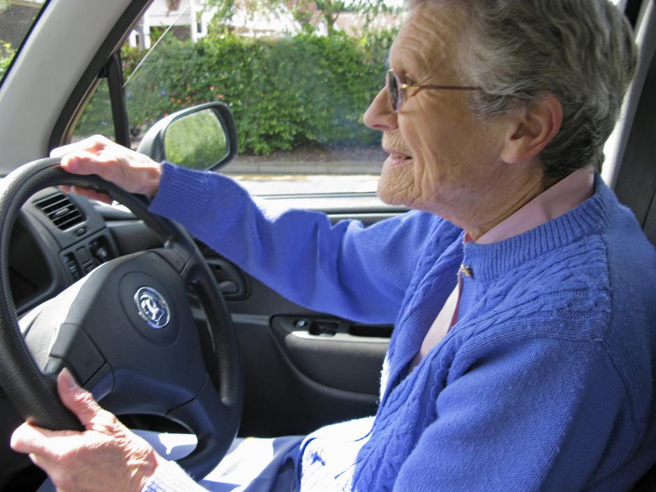 avto, starostnik, upokojenec, izpit | Avtor: Profimedia