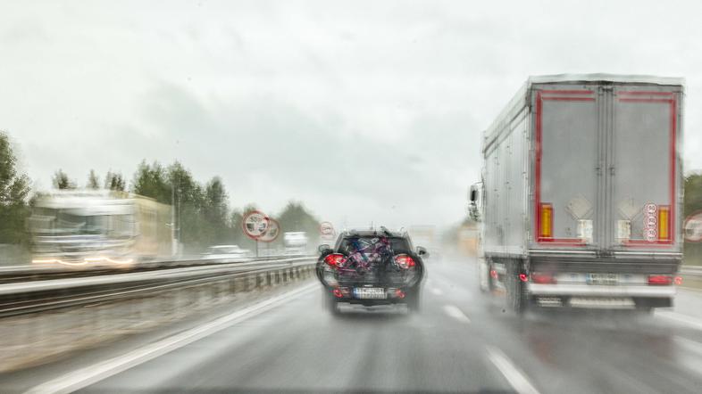 promet avtocesta vožnja dež