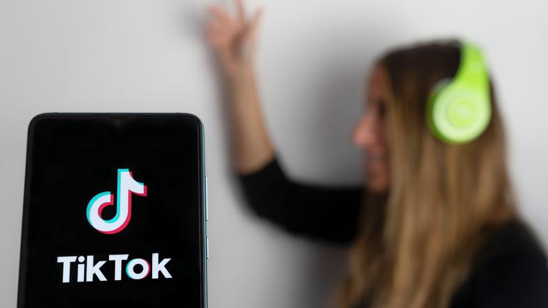 mobilni telefon TikTok