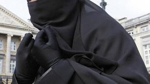 Dekleta pustijo svojo tradicionalno opravo v garderobi, sledi razuzdana zabava. 