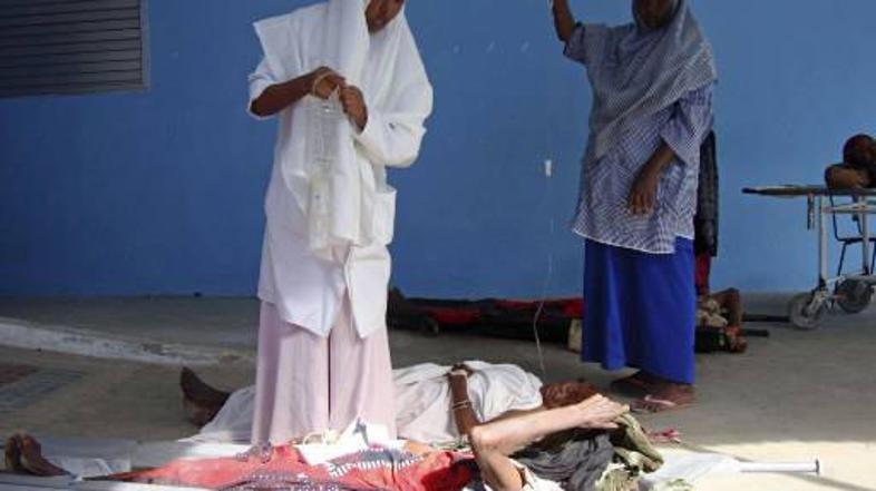 Ženske so se zbrale, da bi počistile sosesko.