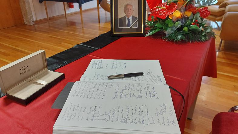 Žalna knjiga v spomin na Franceta Pibernika na Mestni občini Kranj