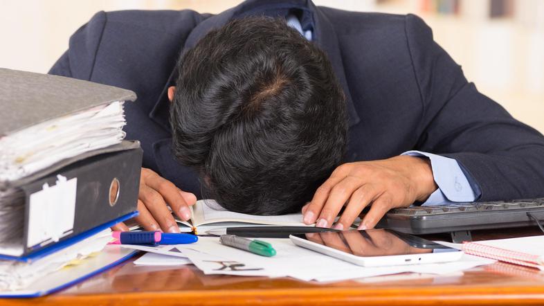 Obupan moški s fascikli, preveč dela