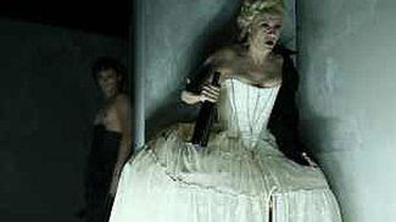 Razstava prikazuje podobe Pandurjeve predstave.