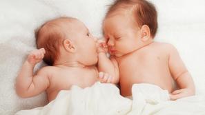 dvojčka dojenčka