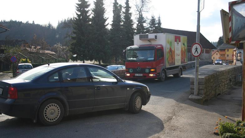 Na ozkem mostu čez Mirno, ki je del državne ceste med Sevnico in Trebnjem, vsak 