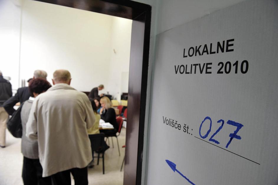 Dežurna služba ministrstva za notranje zadeve je do 15. ure zabeležila 36 domnev