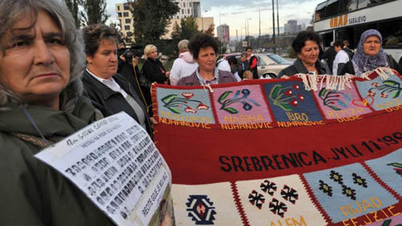 Sorodnice žrtev iz Srebrenice so se že v soboto iz Sarajeva z avtobusi odpeljale