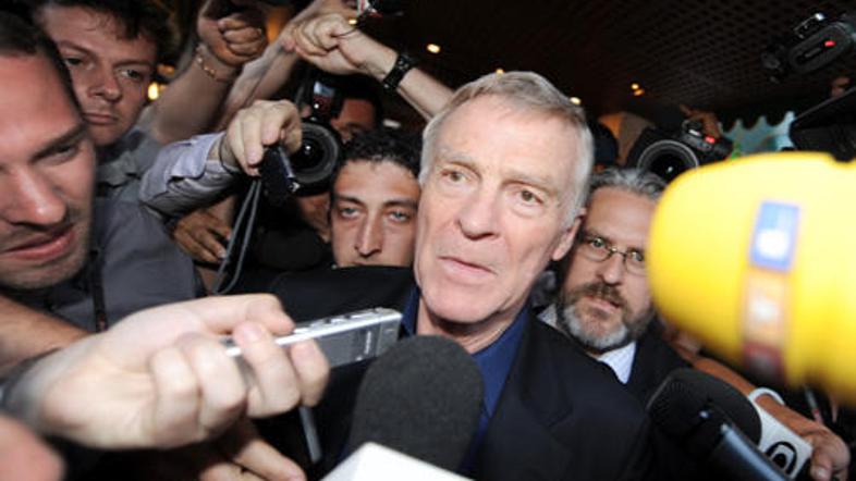 Mosleyja ni bilo v Istanbulu, kjer so se mu po robu postavili tudi dirkači mošte