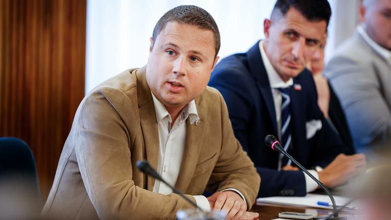 zaslišanje Marta Kos, Žan Mahnič