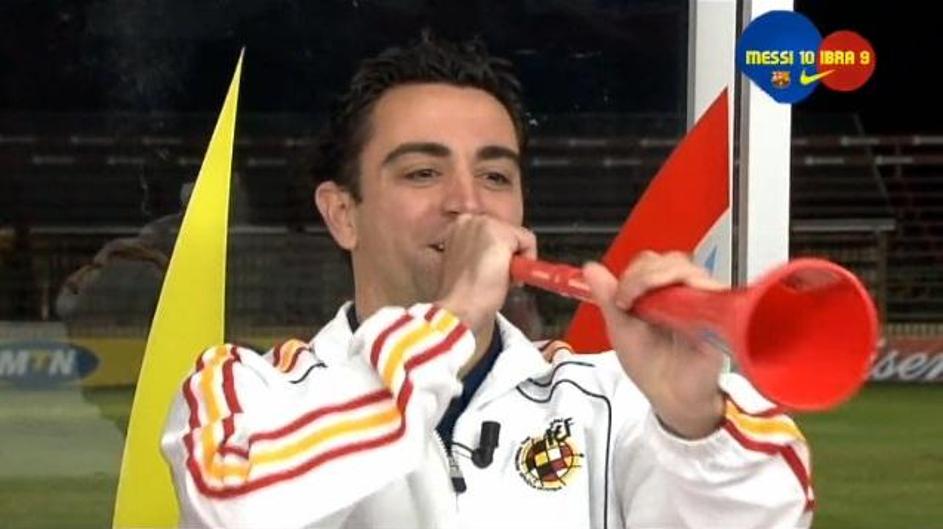 Xavi se zna izkazati na sredini igrišča, a vuvuzela več kot očitno ni njegov ins