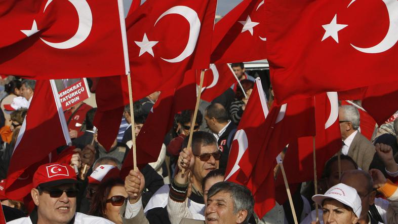 Podporniki obtoženih, z zastavami in slikami utemeljitelja sekularne Turšije Mus