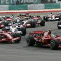 Kimmi Räikkönen (levo) je bil na startu prepočasen, da bi prehitel Felipeja Mass