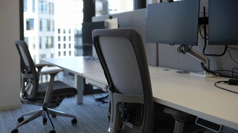 Prazen stol in miza v pisarni