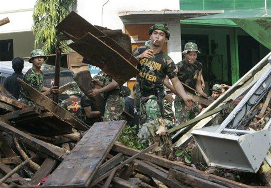 Jez, ki se je podrl zaradi močnega deževja in naraslih voda, je pod sabo pokopal