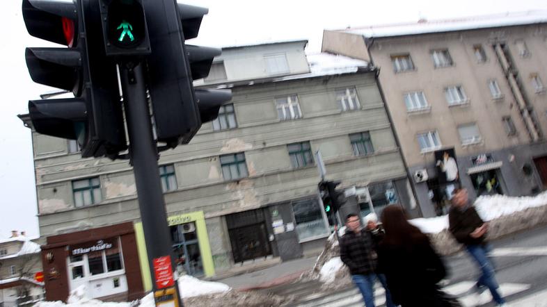 Pred Gospodarskim razstaviščem zelena luč za pešce zelo hitro ugasne. (Foto: Nik