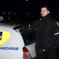 Po besedah varnostnika so policisti brezdomca, preden je poskušal storiti samomo