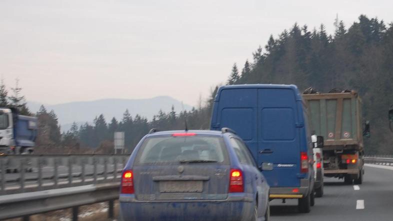 Zaradi neberljivih registrskih tablic vas lahko policisti oglobijo. Enako velja 