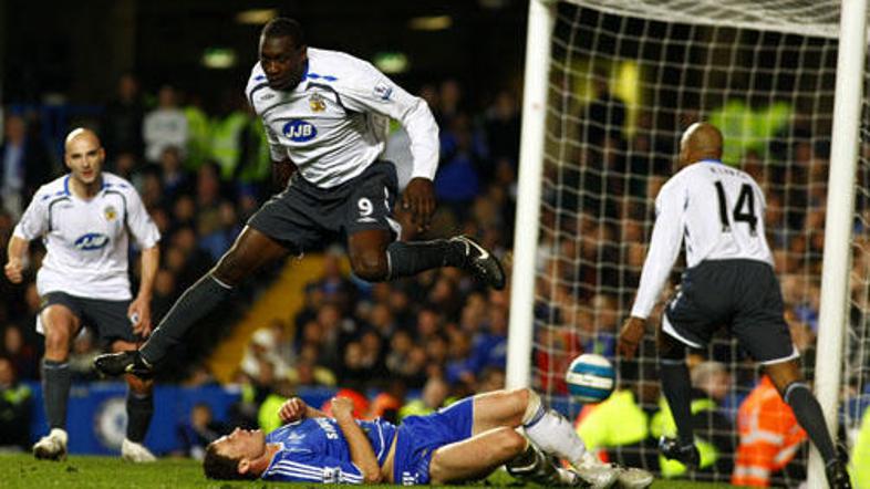 Emile Heskey je z zadetkom v mrežo Chelsea pomagal Manchester Unitedu v boju za 
