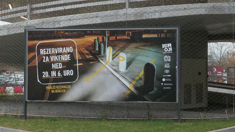 Zavod Vozim Heroji furajo v pižamah