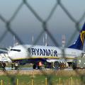Potniki Ryanaira si bodo morali prtljago do letala nesti kar sami.