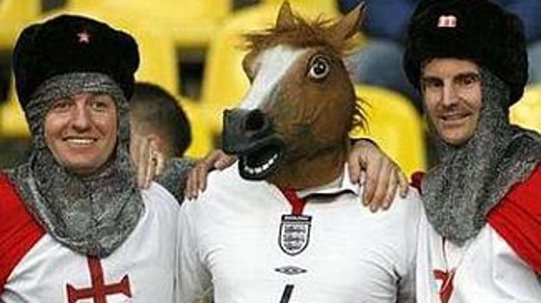 Britanski nogometni navdušenci pred kvalifikacijsko tekmo z Rusijo.