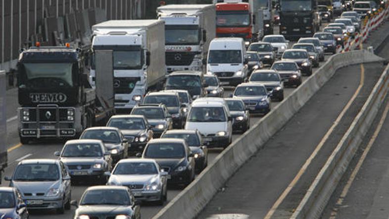 Oba pasova sta bila zaprta kar 90 minut.