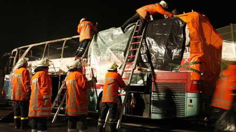 V požaru na avtobusu je umrlo 20 ljudi.