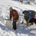 Reševalci se trudijo najti pogrešane.