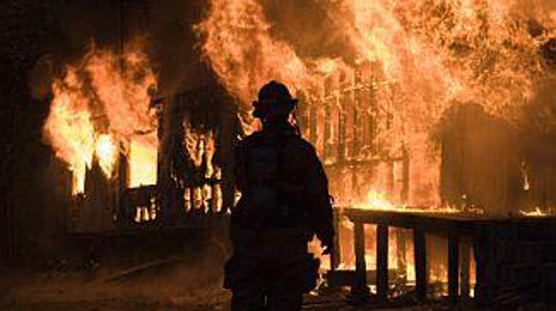 V požaru, ki naj bi stavbo zajel okoli desete ure zvečer, naj bi življenje izgub