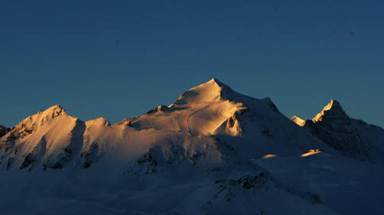 Val d`Isere leži v Savojskih Alpah blizu italijanske meje. Panorama SP bo čudovi