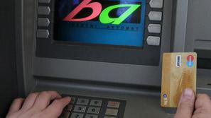 Previdno pri dvigovanju gotovine. (Foto: Dare Čekeliš)