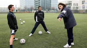 Zlatan Ljubijankič (na sredini) je v majici slovenske nogometne reprezentance de