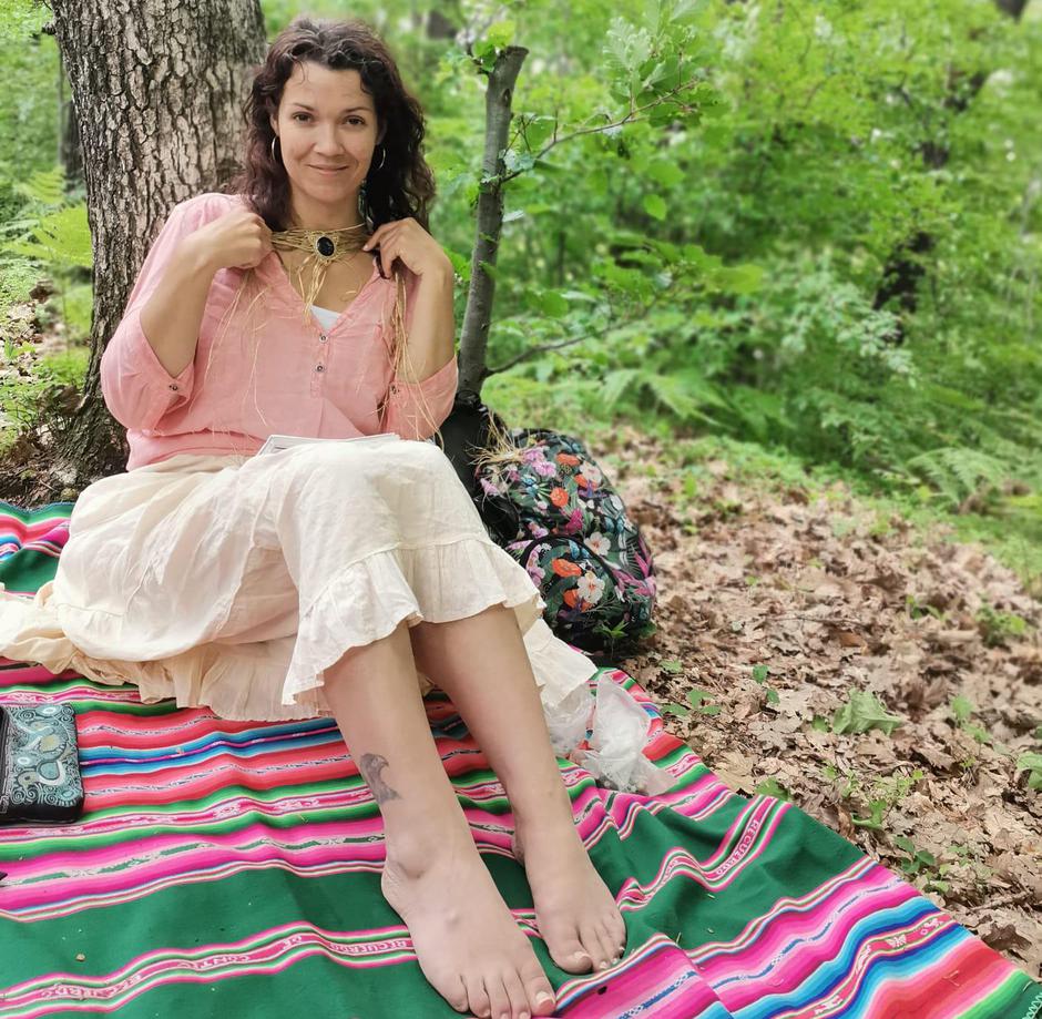 Katja Bubnič z makrame ogrlico v gozdu | Avtor: Katja Bubnič