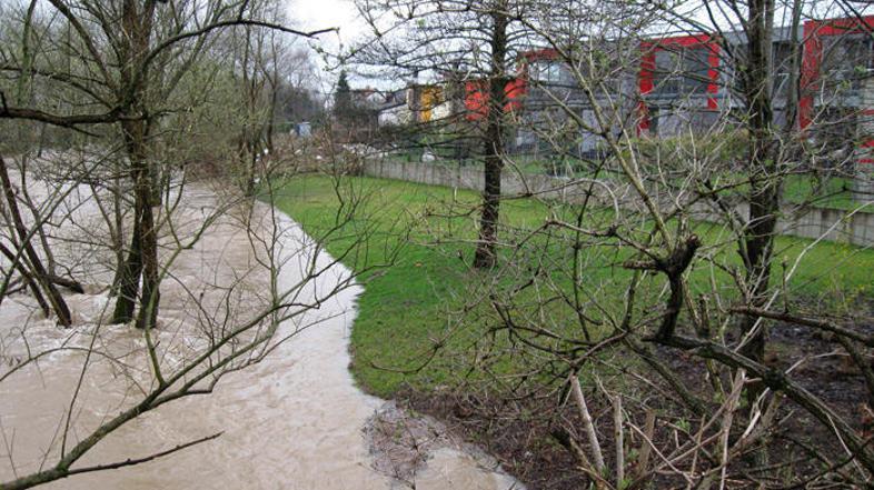Voda iz Malega Grabna grozi tudi novim vrstnim hišam v Trnovem.
