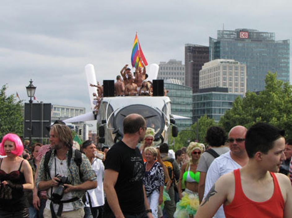 Utrinke iz berlinske gej parade si oglejte v priloženi fotogaleriji.