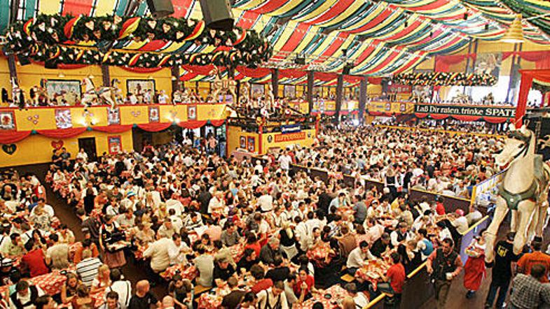 Obiskovalcem na največjem festivalu piva Oktoberfestu letos še ne bo treba upošt