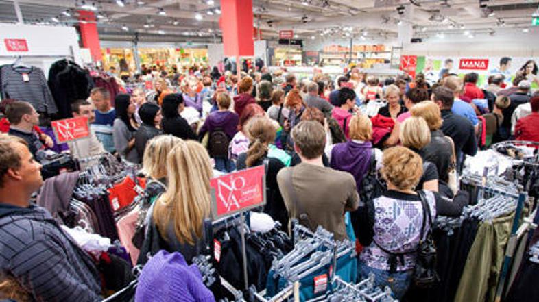 V trgovini Mana so ponudili kar 50-odstotni popust na vse izdelke, gneča pa je b