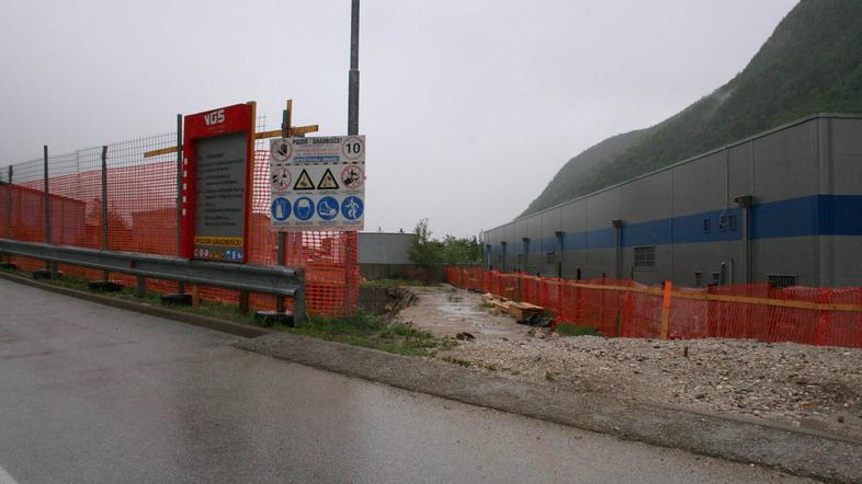 Gradbišče nove jeseniške pošte bo zaradi odkritja jaška, polnega mazuta, do nada